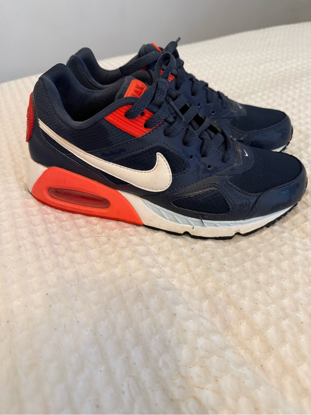 EUC Nike Air Max Navy, White & Red Athletic Sneakers, Women’s 8